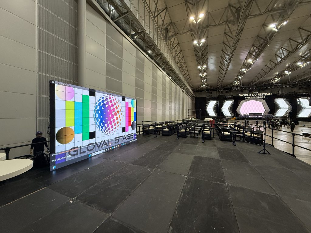 200インチLED